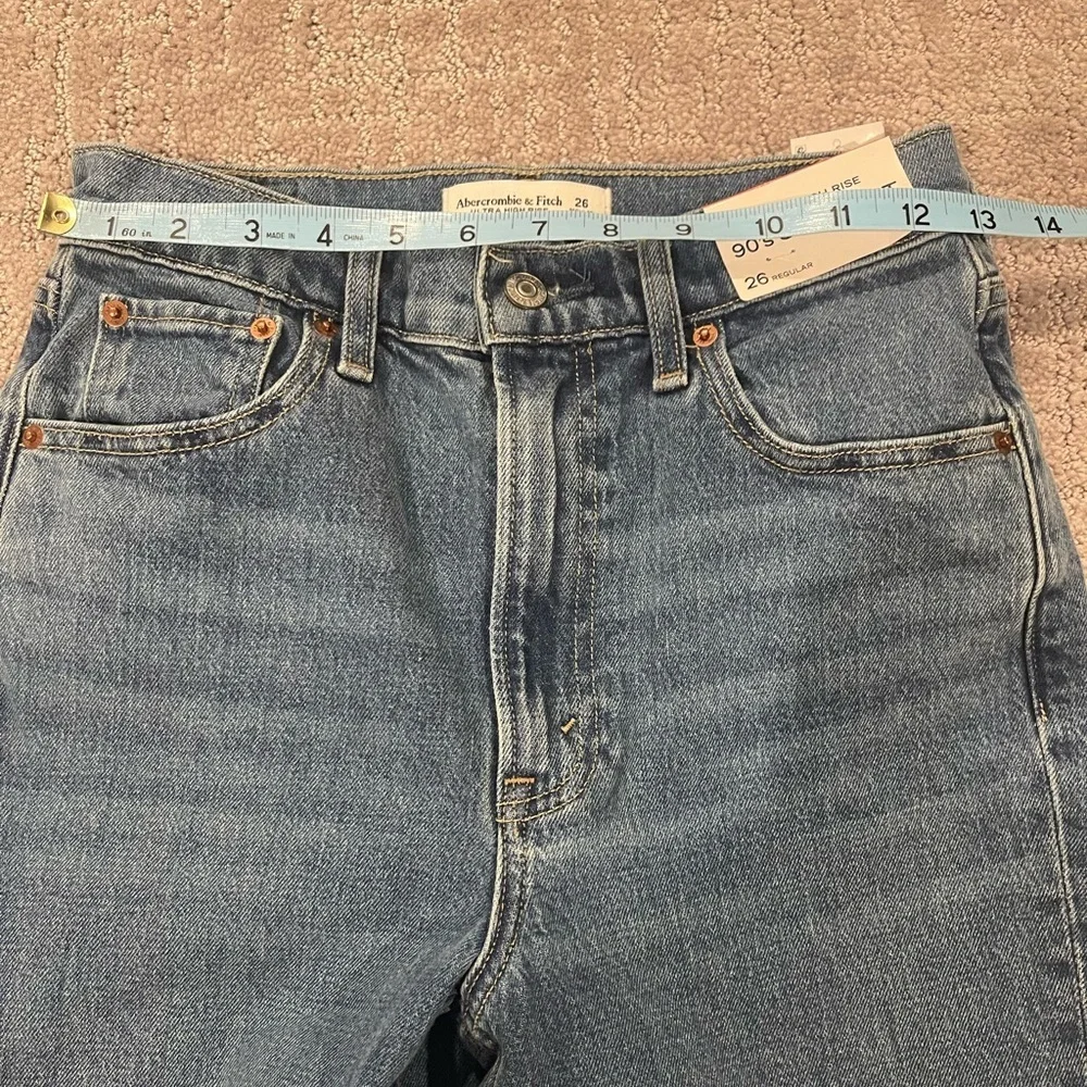 NWT Abercrombie & Fitch 90’s Straight Ultra High Rise, Med Raw Hem, 26 Regular